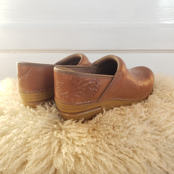 🌟SEE NEW LISTING🌟HP!🌾Limited Edition☆Dansko Honey Clogs☆Floral Embossed☆EU39- - Picture 6 of 16